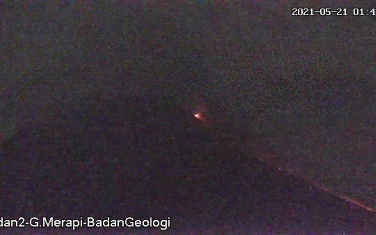 Gunung Merapi di perbatasan Daerah Istimewa Yogyakarta dan Jawa Tengah meluncurkan dua kali awan panas guguran pada Jumat (21/5) pagi. (ANTARA/HO/twitter BPPTKG)