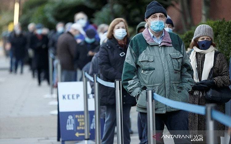 Para warga mengantre memasuki Lapangan Lord's Cricket untuk menerima vaksin virus corona (COVID-19), di London, Inggris, Jumat (22/1/2021). (ANTARA FOTO/REUTERS/John Sibley/HP/djo/am)
