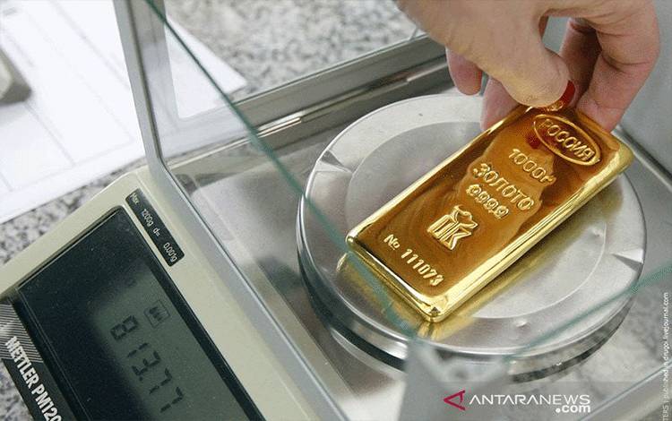 Emas Melemah di Perdagangan Asia, Tertekan Dolar yang Menguat