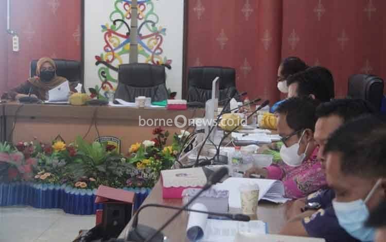 Bapemperda DPRD Kota Palangka Raya saat pembahasan raperda perizinan usaha sarang burung walet dan Jamkesda.