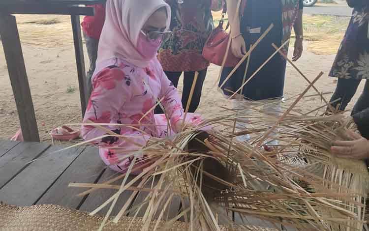 Wakil Bupati Seruyan Beri Motivasi kepada Perajin Purun