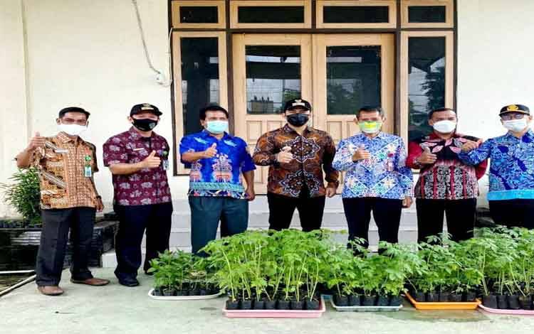 Dinas KPP Barito Utara Serahkan Bibit Kegiatan OPAL kepada 4 Lurah