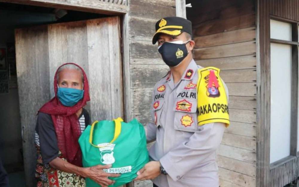 Polres Kapuas Kembali Salurkan Bantuan Sembako untuk Warga di Tengah Pandemi