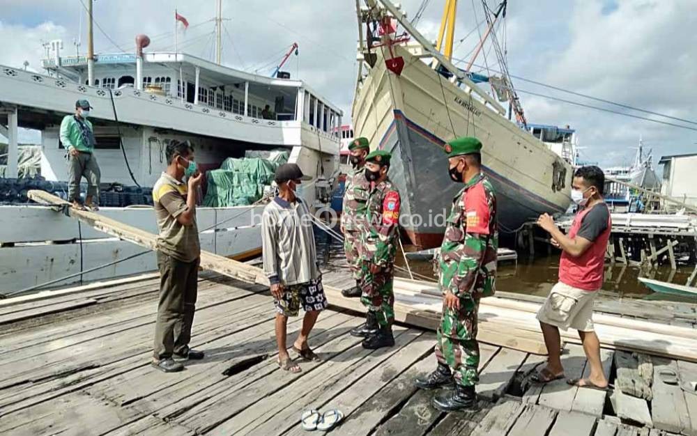 Personel Koramil 1014 -02/Kumai perketat pengawasan di pelabuhan atau dermaga di Kumai, antisipasi masuknya pendatang tak terdata.