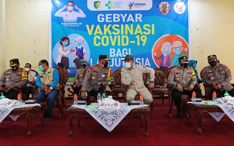 Kapolda Kalteng Tinjau Vaksinasi Massal Lansia