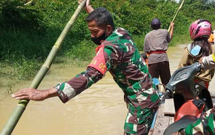 Jembatan Liku Terendam Banjir, Tim Gabungan Buat Rakit Bantu Warga Menyeberang