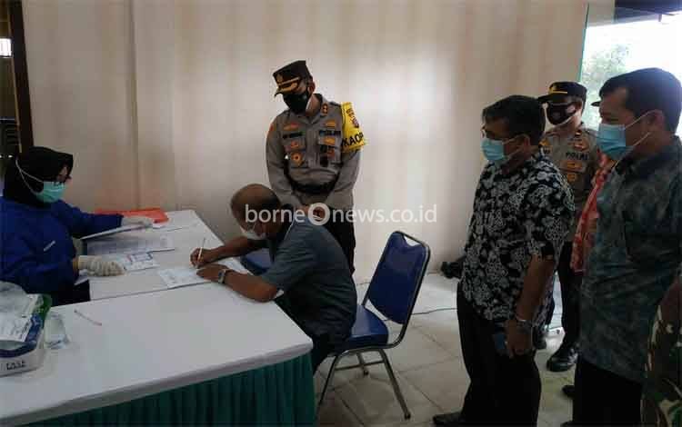 Kapolres Seruyan AKBP Bayu Wicaksono, Asisten Administrasi Umum Setda Seruyan Tunjarsyah dan pejabat lainnya memantau pelaksanaan Vaksinasi Covid-19