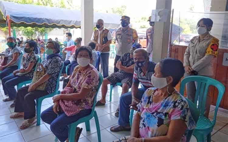 Kapolres Barito Timur AKBP Afandi Eka Putra dan Kalaksa BPBD Damkar Riza Rahmadi memantau pelaksanaan vaksinasi covid-19 massal di Puskesmas Pasar Panas