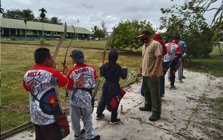 Kasdim 1016/Palangka Raya Pimpin Pembinaan Club Panahan P2AC Kalteng