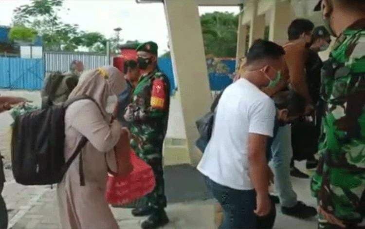 Bersama Satgas, TNI Lakukan Pengecekan Penumpang Pesawat yang Masuk Kotim