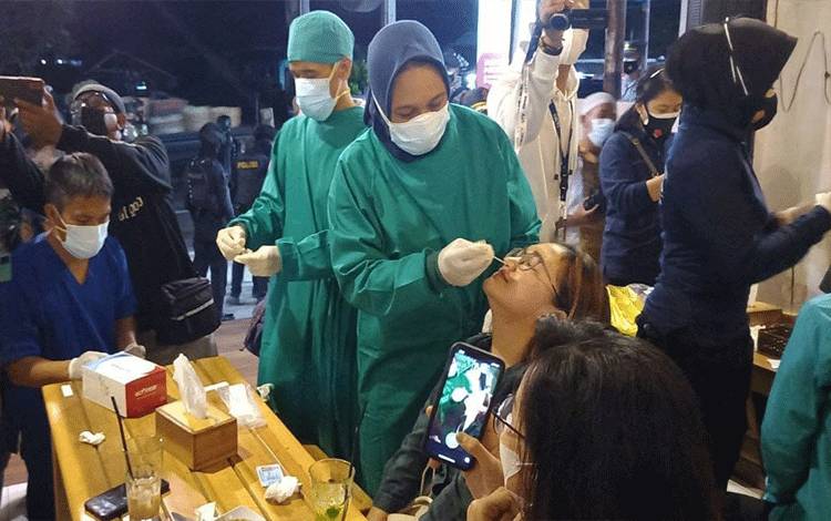 Pengunjung cafe di Pangkalan Bun dirapid antigen di tempat.