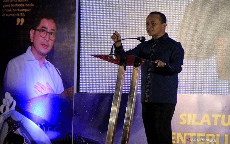 Menteri Investasi/ Kepala Badan Koordinasi dan Penanaman Modal (BKPM) Bahlil Lahadalia memberikan kata sambutan saat menghadiri acara Silaturahmi bersama Kamar Dagang dan Industri (Kadin) Indonesia dan Kadin NTT di Kupang, NTT, Sabtu (22/5/2021) malam.. ANTARA FOTO/Kornelis Kaha.