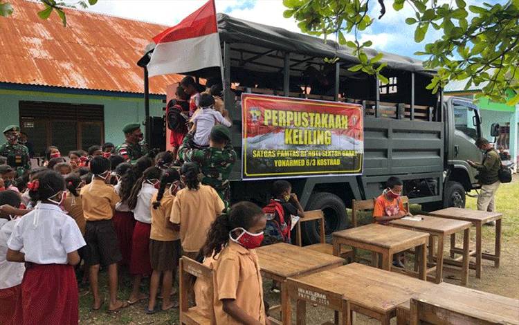 Para pelajar SD Khatolik 1 Desa Eban, Kabupaten Timor Tengah Utara, NTT, saat memanfaatkan fasilitas perpustakaan keliling yang dihadirkan Satgas Pamtas TNI di perbatasan RI-Timor Leste Sektor Barat dari Yonarmed 6/3 Kostrad. (FOTO ANTARA/HO-Satgas Pamtas RI-Timor Leste/2021)