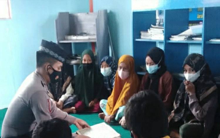 Anggota Satpolairud Polres Kapuas Ajari dan Ajak Anak-Anak Mengaji