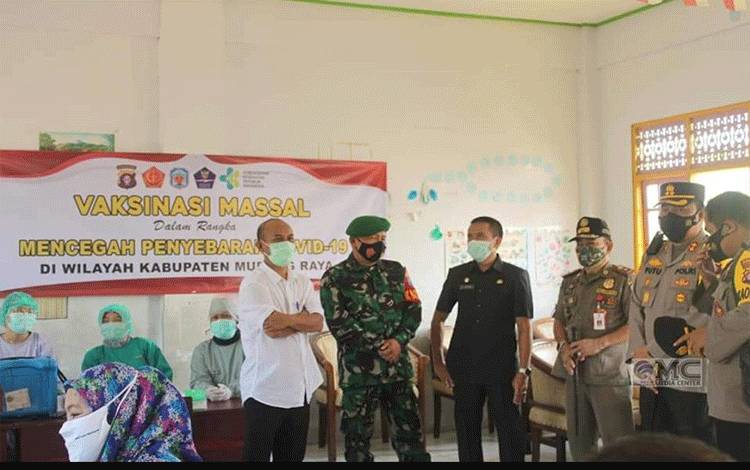 Ketua Harian Gugus Tugas, Drs. Hermon, Kapolres Mura AKBP. Putu Gede Yudhiyana dan sejumlah pejabat saat meninjau pelaksanaan vaksinasi massal.