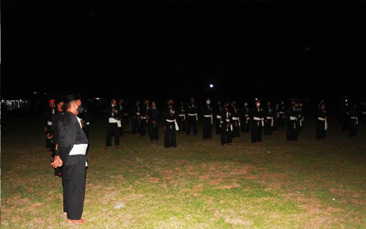 Kegiatan kenaikan tingkat sabuk silat.