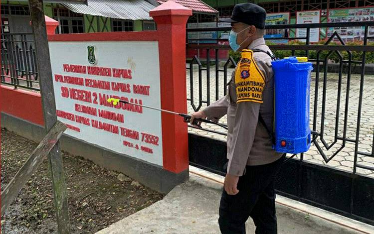 Polsek Kapuas Barat Semprotkan Disinfektan di Tempat Publik