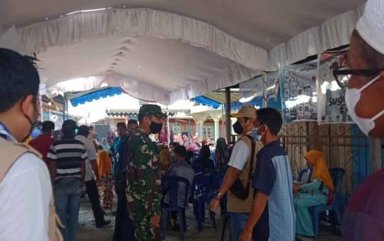 Babinsa Pahandut Sebrang Pantau Acara Pernikahan, Pastikan Prokes Tetap Dijalankan
