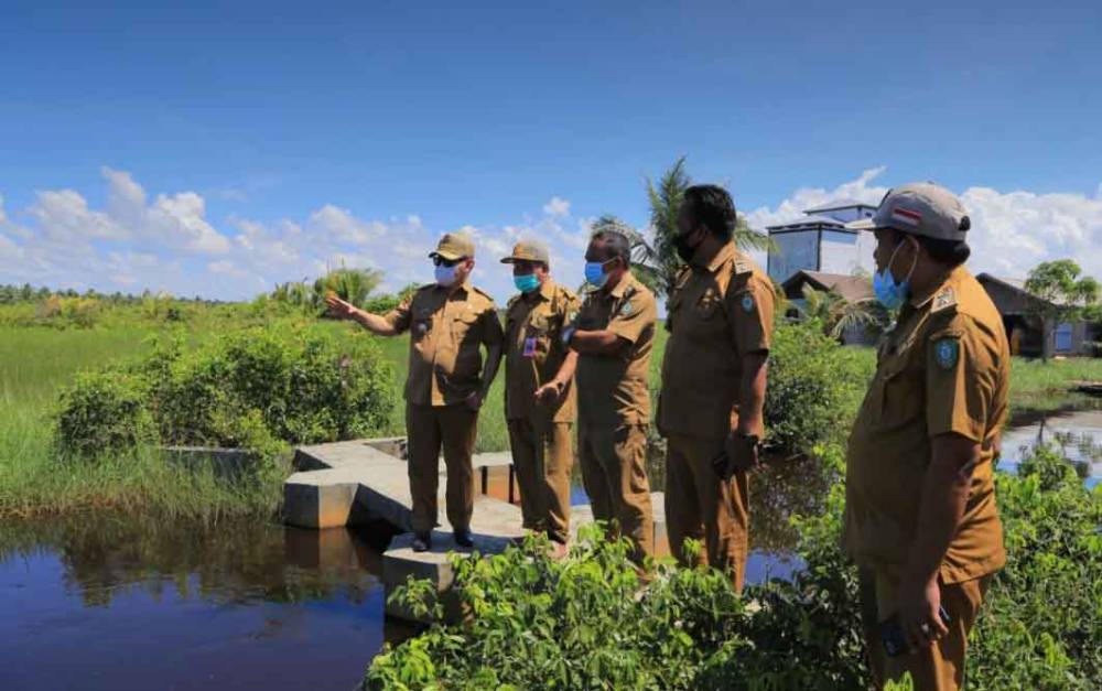 Tinjau Banjir di Desa Lampuyang, Bupati Kotawaringin Timur Temukan Saluran Air Tersumbat