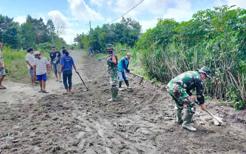 Babinsa Madurejo Jalin Kekompakan dengan Warga Binaan melalui Gotong Royong
