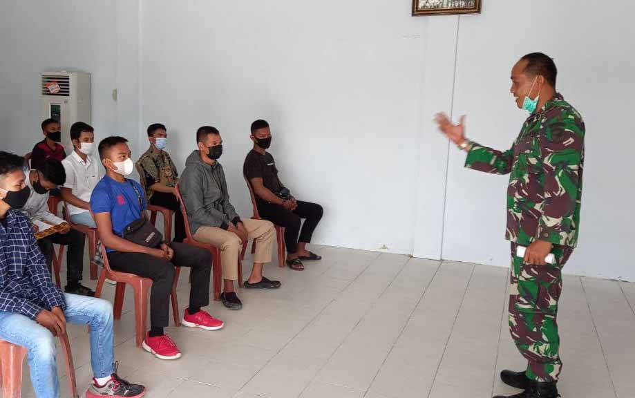Pasi Ter Kodim 1014 Pangkalan Bun, Kapten Inf Mulyono memberikan pemahaman seputar rekrutmen Komcad Matra Darat, Senin, 24 Mei 2021.