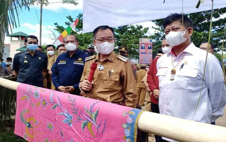 Bupati Katingan Resmikan PJU TS Desa Tumbang Hiran