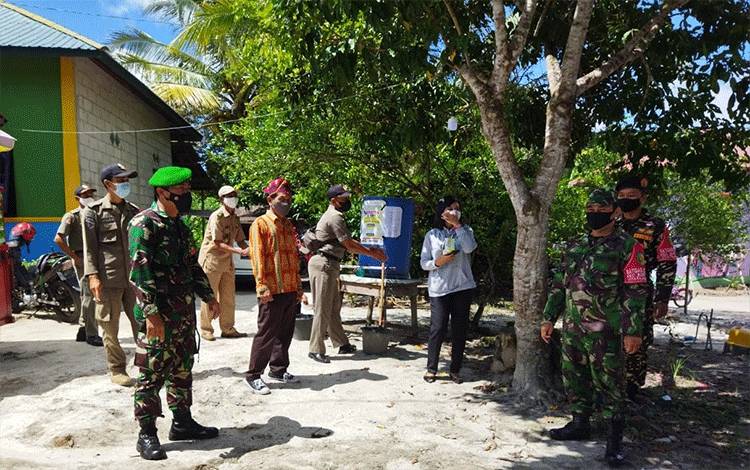 Petugas PPKM Mikro Pantau Prokes Acara Khinatan di Kelurahan Tangkiling