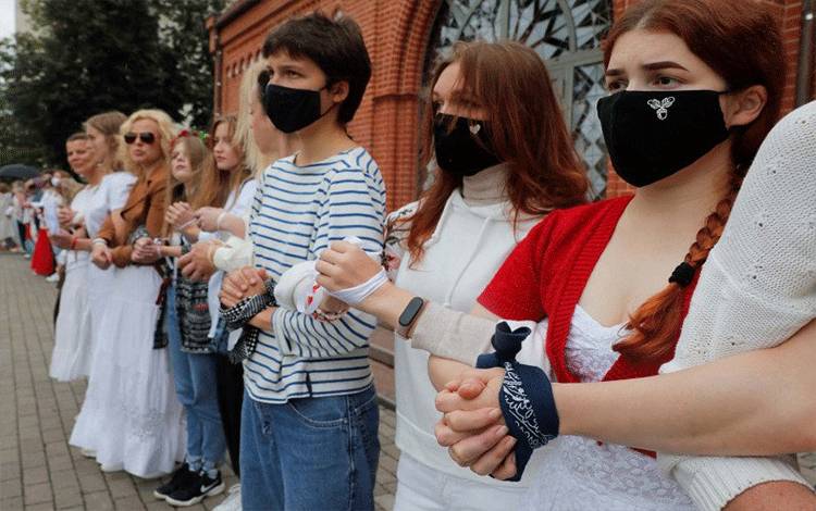 Sejumlah perempuan dengan tangan terikat membentuk rantai manusia di depan Gereja Saints Simon dan Helena dalam aksi menolak hasil pemilihan presiden, di Lapangan Kemerdekaan di Minsk, Belarus, Kamis (27/8/2020). ANTARA FOTO/REUTERS/Vasily Fedosenko/AWW/djo