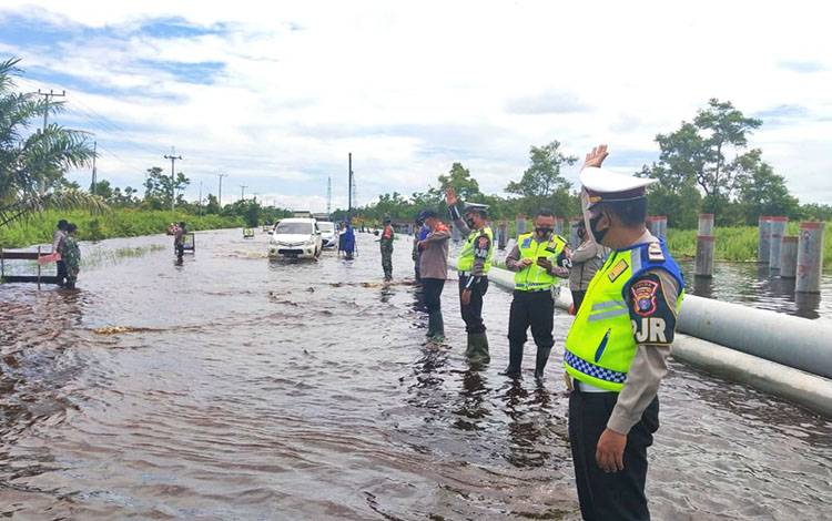 Anggota Ditlantas Polda Kalteng Dikerahkan di Ruas Jalan Banjir