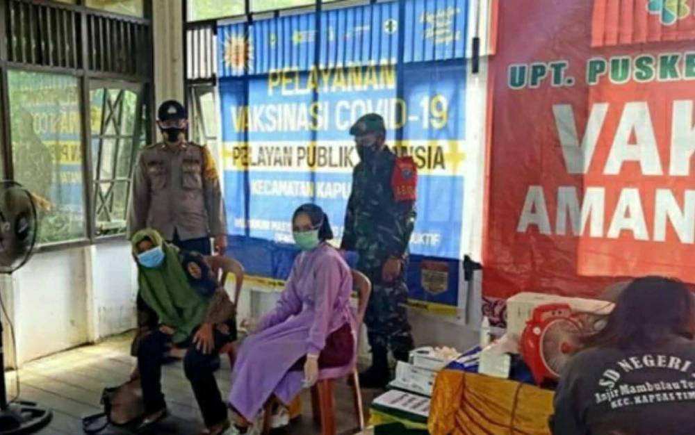 Babinsa Koramil Kapuas Timur Dampingi Purnawirawan TNI dan Warakawuri Jalani Vaksinasi