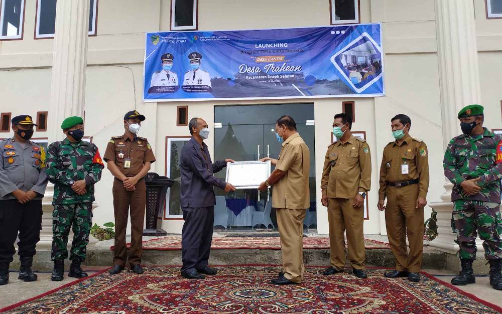 Kepala BPS Provinsi Kalimantan Tengah, Eko Marsono saat menyerahkan piagam penghargaan Desa Cantik kepada Sekda Barito Utara, Jainal Abidin, Selasa, 25 Mei 2021.