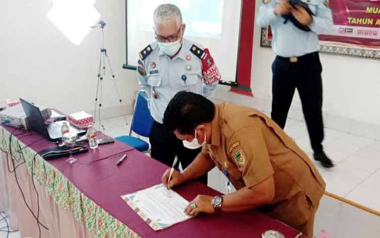 Disnakertrankop dan UKM Teken MoU dengan Bapas Kelas IIB Muara Teweh