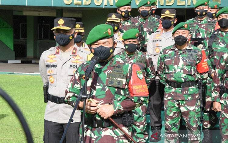 Pangdam Jaya Mayjen TNI Dudung Abdurachman saat memimpin Apel Gelar Kesiapan Tenaga Vaksinator dan Tracer Covid-19 Jajaran Kodam Jaya Jakarta dan Polda Metro, bertempat di Lapangan Jayakarta Makodam Jaya, Cililitan, Jakarta Timur, Rabu (10-2-2021). (ANTARA/HO-Penerangan Kodam Jaya)