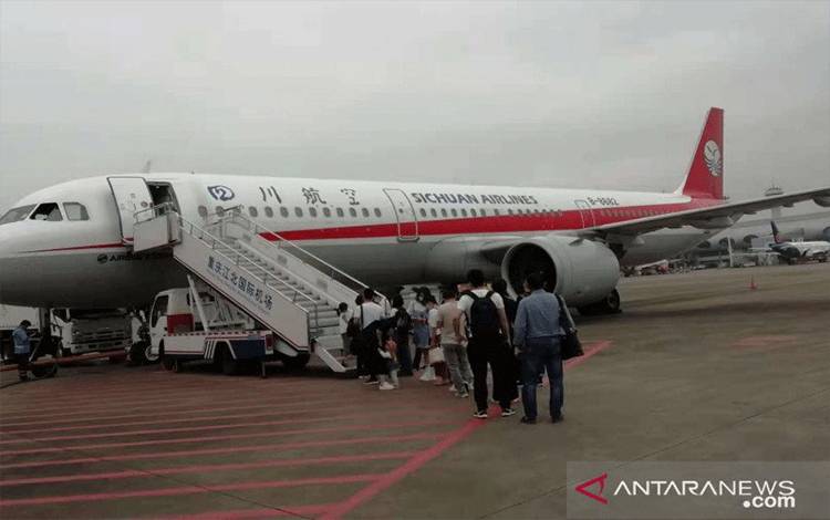 Ilustrasi - Para penumpang bersiap menaiki tangga pesawat Sichuan Airlines di Bandara Internasional Jiangbei, Kota Chongqing, China, pada 22 Mei 2021. (ANTARA/M. Irfan Ilmie)
