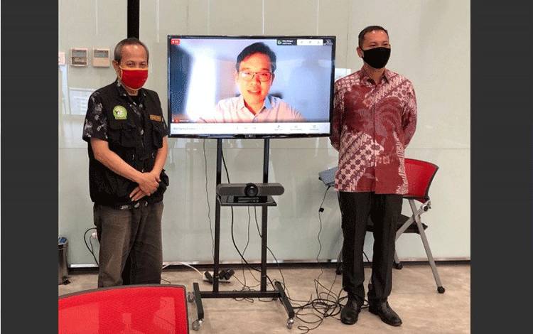 (Kiri-kanan) Ketua Umum Komunitas Warteg Nusantara, Mukroni, CEO Buka Mitra Indonesia, Howard Gani (kehadiran virtual) dan CEO Bukalapak, Rachmat Kaimuddin, saat penandatanganan kerjasama pemberdayaan warteg. (ANTARA/HO)