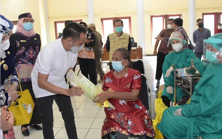 Wali Kota Palangka Raya Fairid Naparin meninjau pelaksanaan vaksinasi lansia, Minggu 23 Mei 2021.