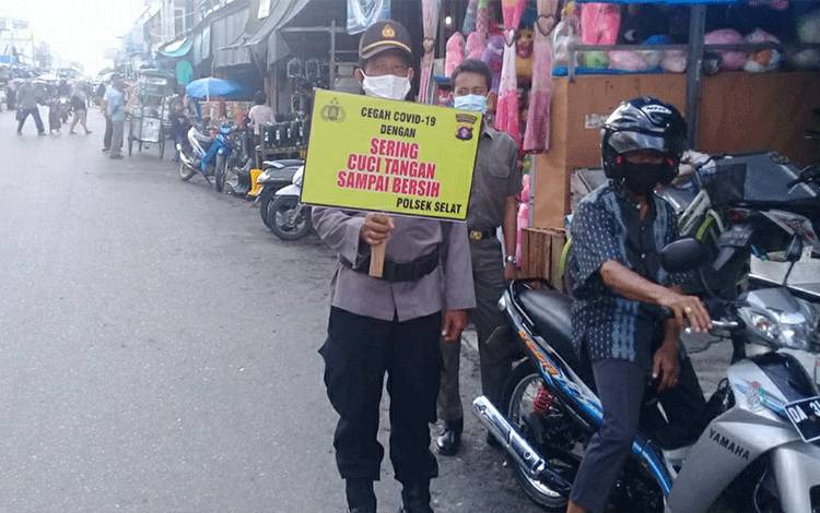 Polsek Selat Edukasi Penerapan Prokes di Pasar