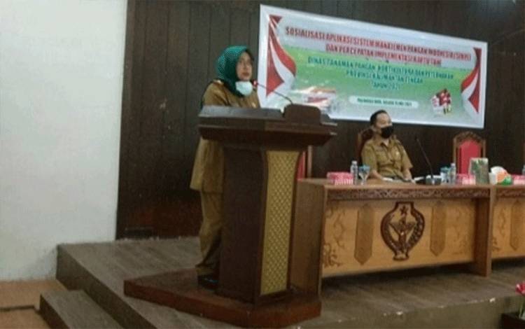 Kepala Dinas TPHP Provinsi Kalteng Hj Sunarti pada saat membuka sosialisasi percepatan implementasi kartu tani