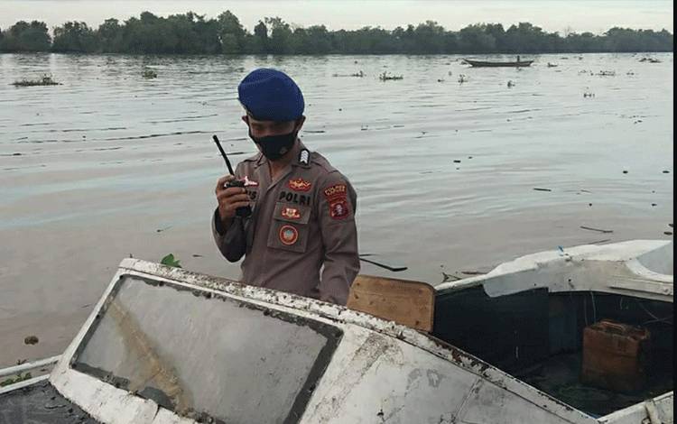 Anggota Satpolairud Polres Kapuas Imbau Nahkoda Kapal Selalu Utamakan Keselamatan