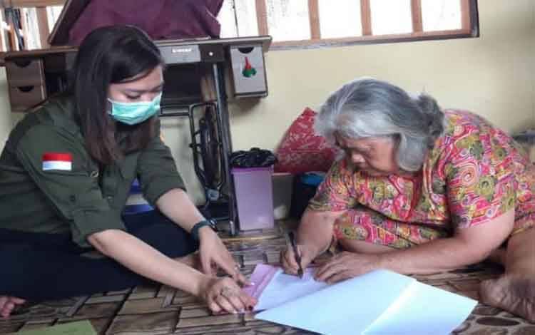 Petugas Kantor Wilayah Agraria dan Tata Ruang/Badan Pertanahan Nasional (ATR/BPN) Kota Palangka Raya, ketika memberikan layanan ke rumah bagi para warga lanjut usia