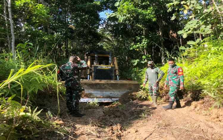 Alat Berat Datang, Masyarakat Desa Karamuan Senang