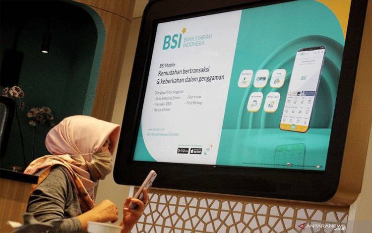 Nasabah PT Bank Syariah Indonesia Tbk (BSI) menunggu antrean di kantor BSI Regional XI Makassar, Sulawesi Selatan, Senin (5/4/2021). ANTARA FOTO/Arnas Padda/aww.
