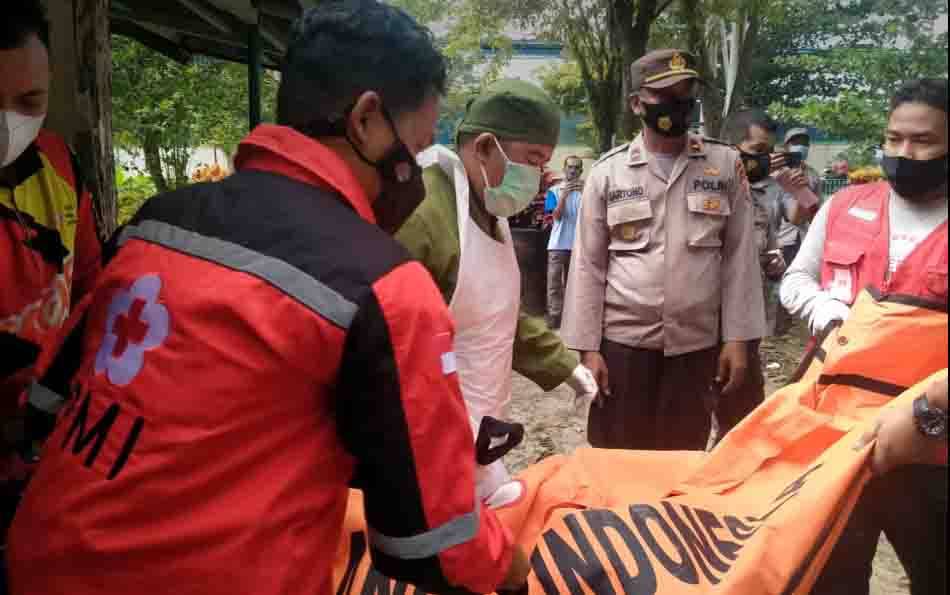 Sejumlah relawan PMI dan kepolisian saat melakukan evakuasi terhadap korban meninggal dunia.
