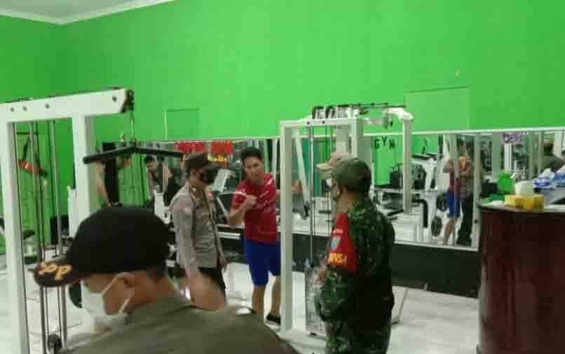 Pengawasan prokes oleh tim PPKM Mikro Kuala Kurun
