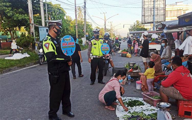 Pengunjung dan Penjual di Pasar Besar Diingatkan Tetap Patuhi Protokol Kesehatan