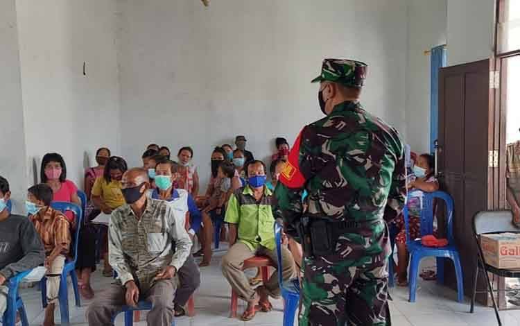 Danramil Tumbang Jutuh Sosialisasikan Manfaat Vaksin Covid-19 untuk Lansia