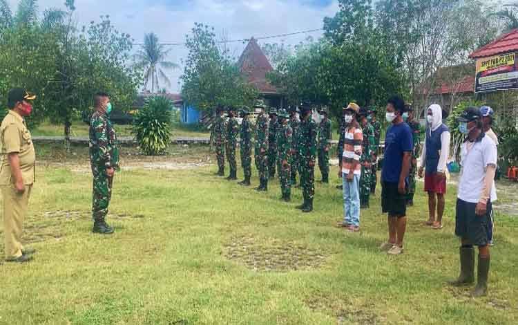 TNI Bersama Perangkat Kelurahan Habaring Hurung Sosialisasi PPKM Mikro