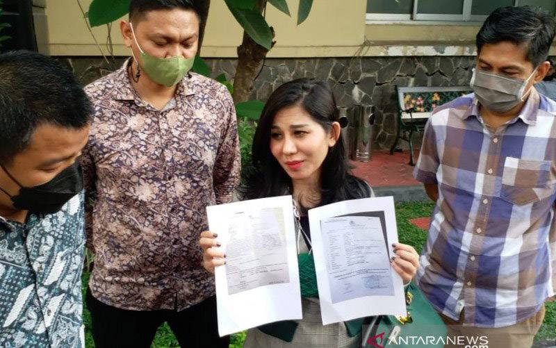 Lady Marsella, di Jakarta, Kamis, perlihatkan surat laporan polisi terkait dugaan penipuan yang dia alami. (foto : ANTARA/HO)