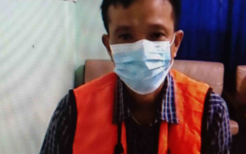 Bongkar Pabrik Miras, Petugas Temukan Puluhan Drum Bahan Baku