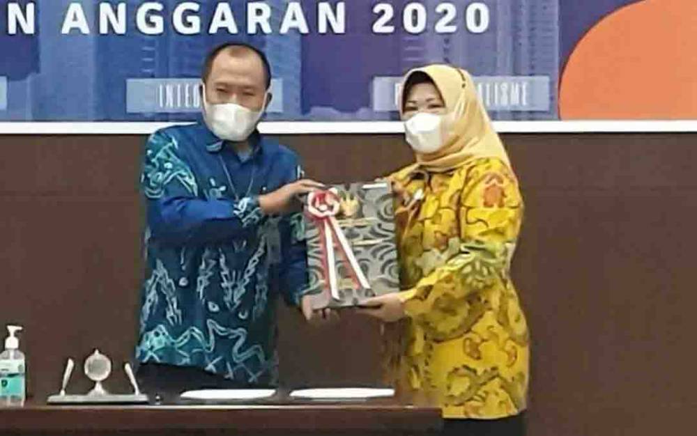 Kepala BPK Perwakilan Kalteng, Ade Iwan Ruswana menyerahkan hasil pemeriksaan laporan keuangan dengan hasil WTP kepada Bupati kobar, Nurhidayah, Jumat, 28 Mei 2021.